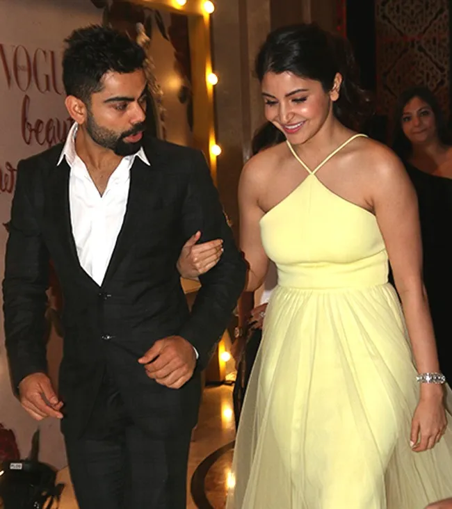 Anushka menggandeng mesra lengan Virat saat menghadiri Vogue Beauty Awards @apunkachoice.com