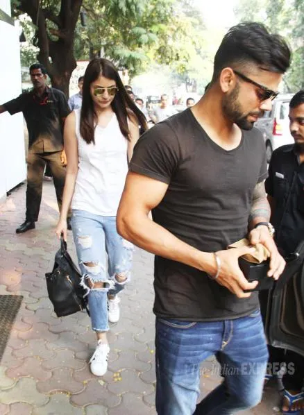 Kencan di siang bolong, Anushka dan Virat tampak casual © Indianexpress.com