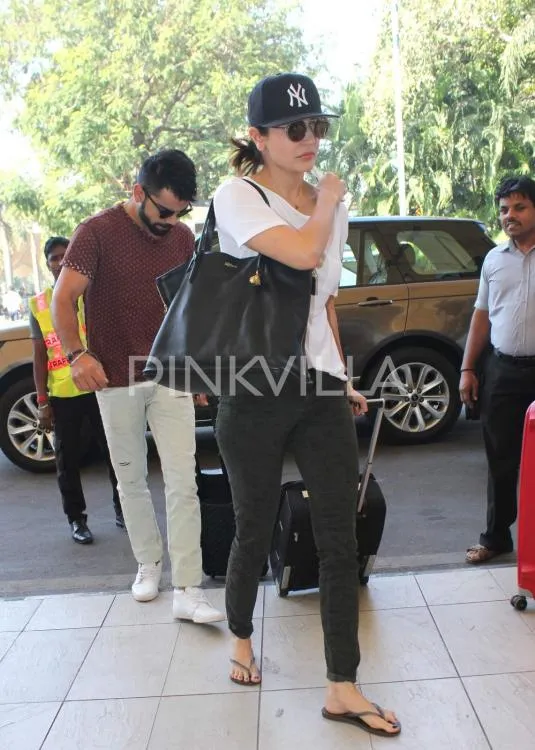 Pasangan kekasih ini tampak buru-buru saat kepergok di bandara © Pinkvilla.com