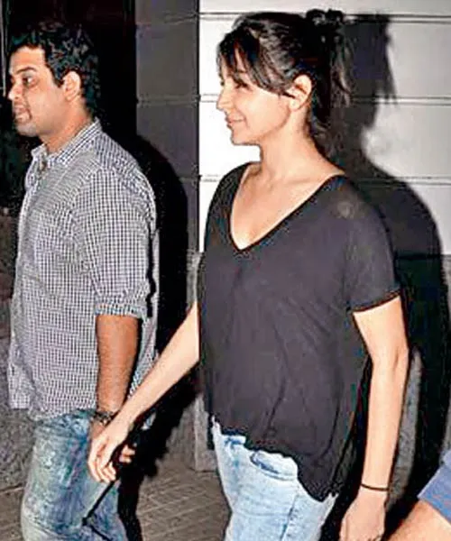 Anushka Sharma saat menghindari kejaran paparazzi @santabanta.com