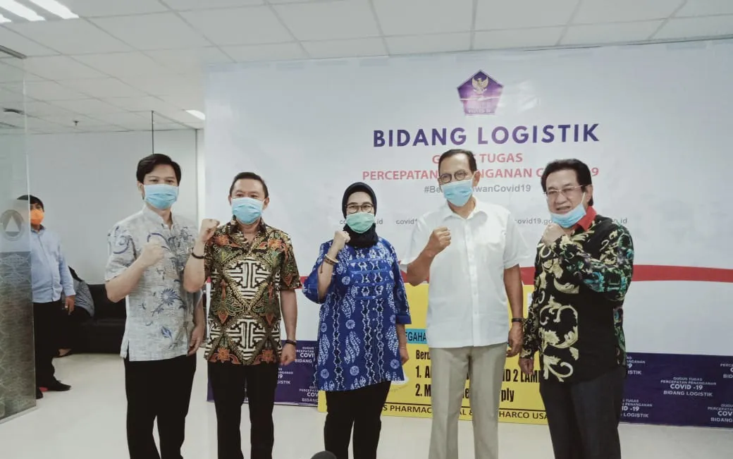 Anwar Fuady gandeng Roy Marten untuk menyerahkan bantuan alat kesehatan pada BNPB © Istimewa