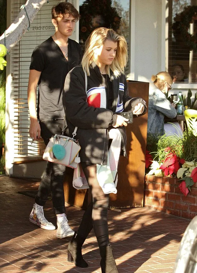 Anwar Hadid makan siang bareng Sofia Richie © Dailymail.co.uk