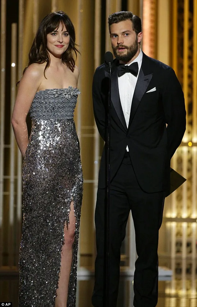 Jamie Dornan dan Dakota Johnson membacakan nominasi © AP