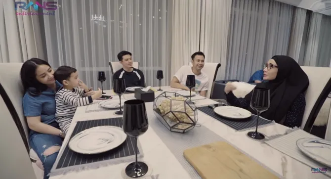 Ruang makan Zaskia dan Irwansyah (credit: Rans Entertainment YouTube Channel) 