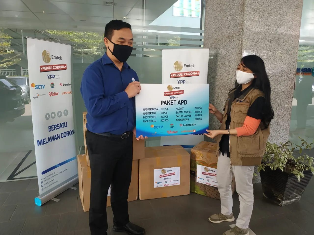 Yayasan Pundi Amal Peduli Kasih (YPP) Secara Simbolis Menyerahkan Perlengkapan APD Kepada Rumah Sakit Columbia Asia Pulomas (credit: EMTEK)