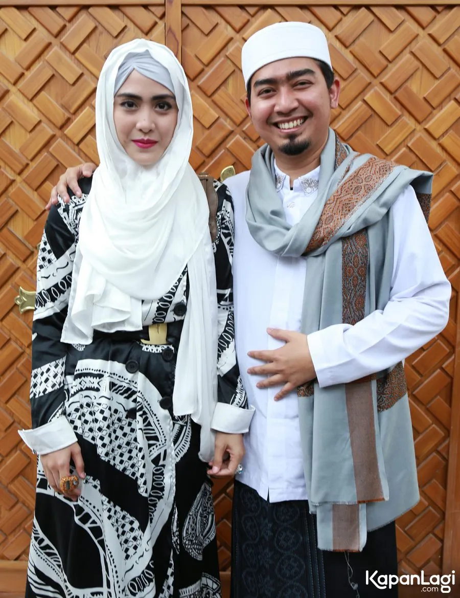 Ustaz Solmed & April Jasmine © Kapanlagi/Agus Apriyanto