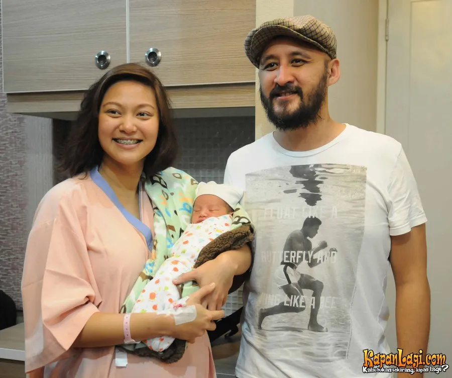 Aqi Alexa dan Audrey Singgih menggendong putra pertama mereka. ©KapanLagi.com®/Bayu Herdianto