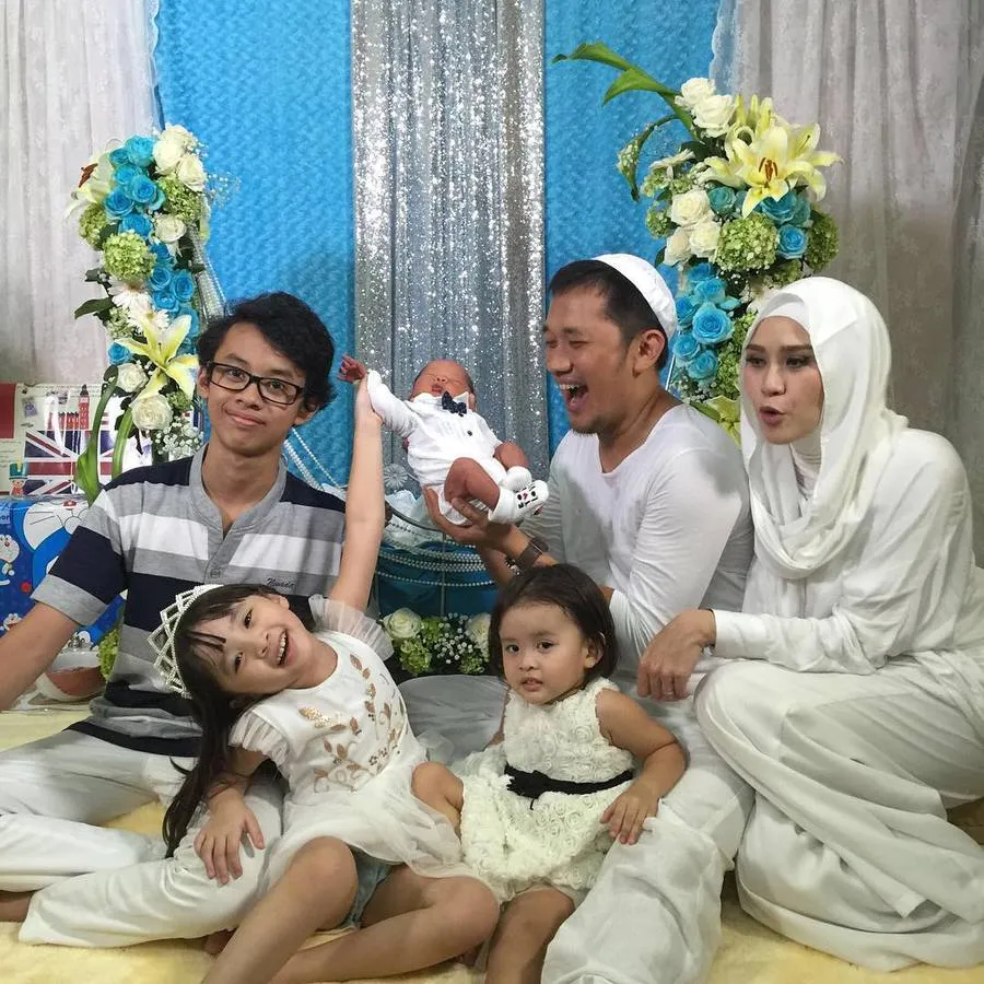 Zaskia - Hanung dan keempat buah hati mereka © Instagram
