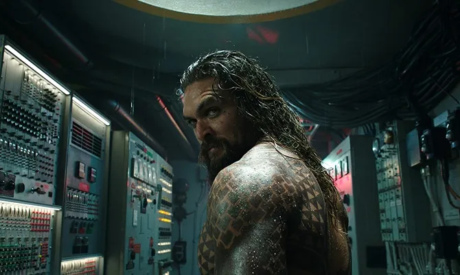 Pesona Jason Momoa yang bikin gemas! (Courtesy of Warner Bros)