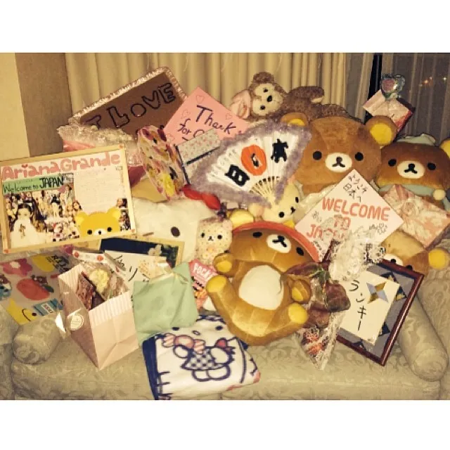Kado Dan Hadiah Dari Fans Untuk Ariana 