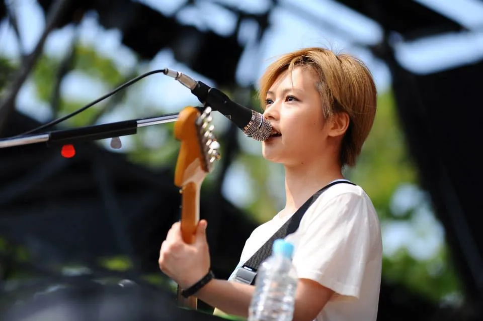 YUI akhirnya mengumumkan kehamilan dan pernikahannya dengan pria yang bukan seorang artis. ©aramajapan.com