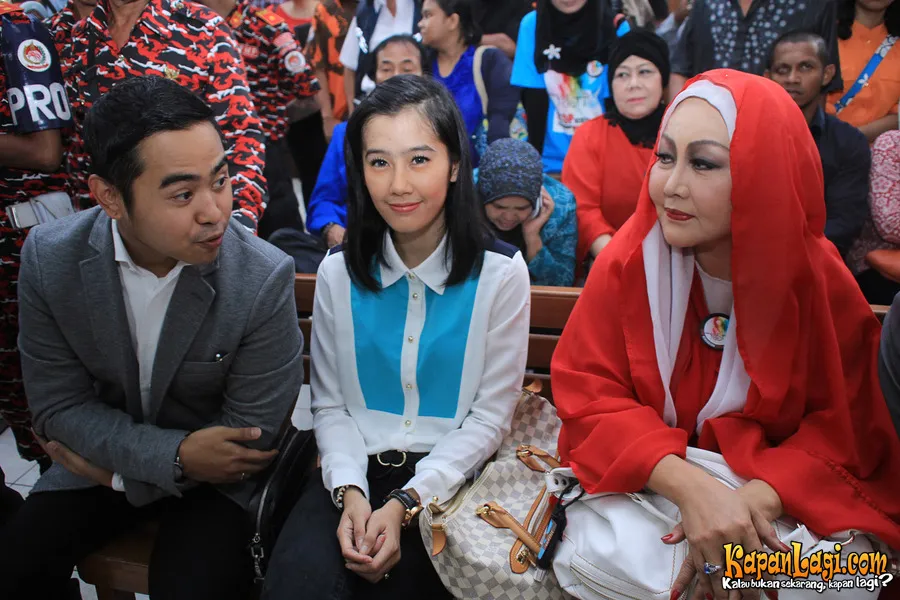 Kehilangan kontrol diri, Eza Gionino menendang kaca rumah Ardina Rasti hingga pecah.