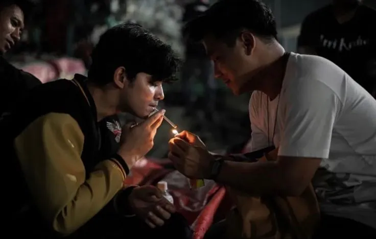 Merokok. (foto: Pinterest/shreksburp).