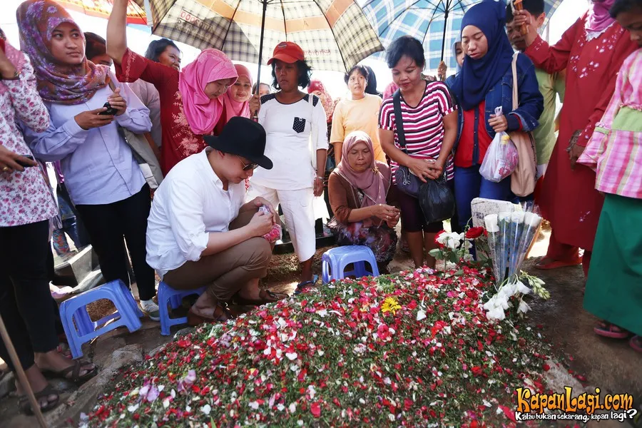 Edric menyempatkan diri untuk ziarah kubur setelah 40 hari kematian almarhum Olga. ©KapanLagi.com®