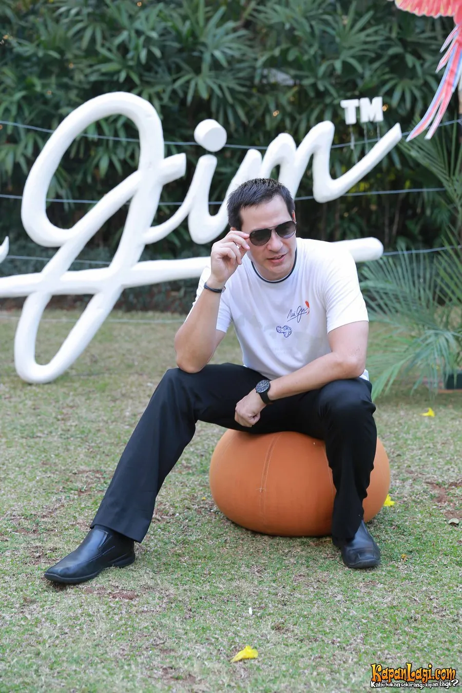 Gaya Ari Wibowo saat pakai kacamata? Ganteng kan? © KapanLagi.com®/Bayu Herdianto