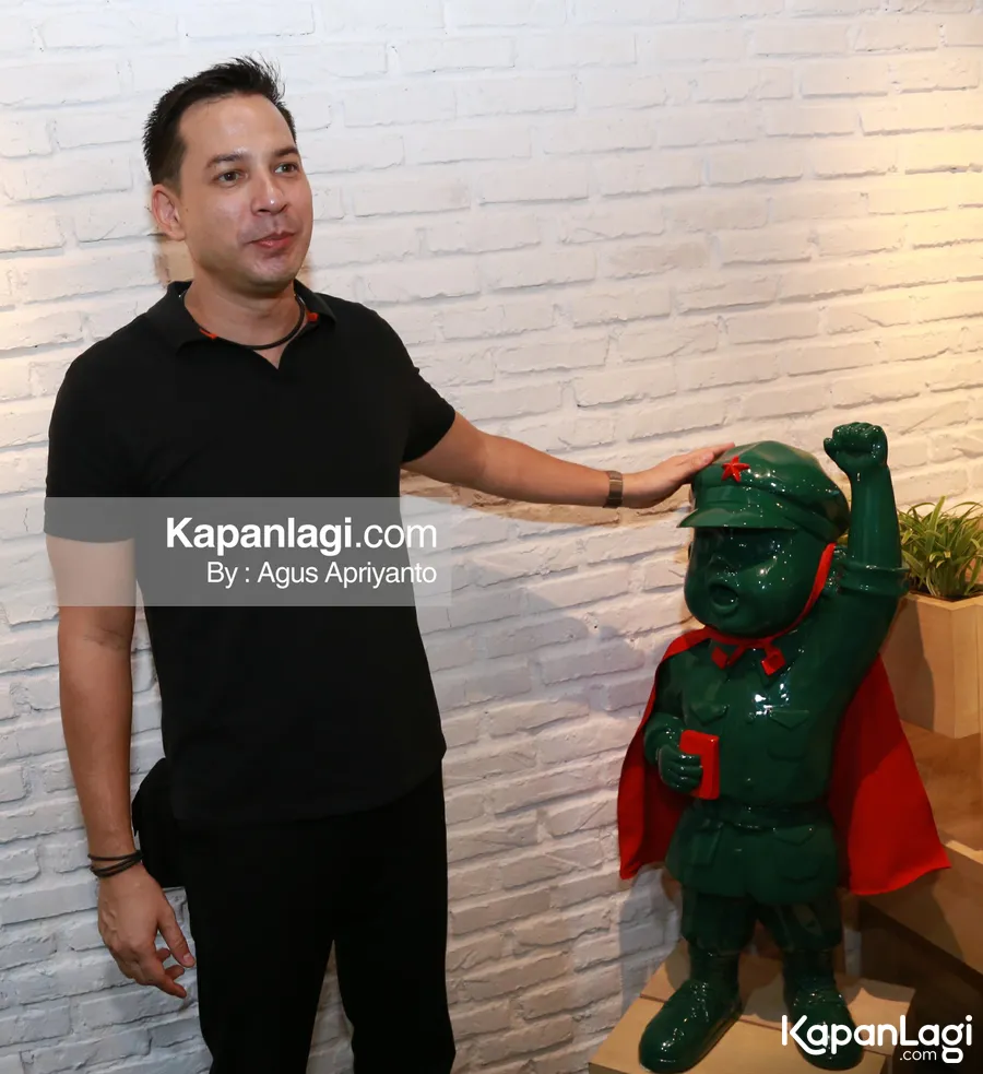 Ari dan patung Mao Zadong yang jadi ikon restorannya © KapanLagi.com®/Agus Apriyanto