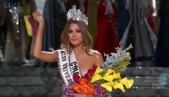 Ariadna sempat memakai mahkota Miss Universe selama 4 menit. ©playwire
