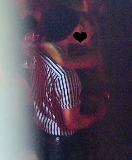 Ariana Granda dan sang kekasih berciuman © TMZ/Splashnews.com