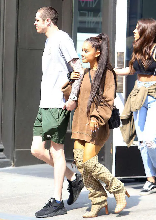 Ariana gandeng mesra tunangannya © TheImageDirect via dailymail.co.uk