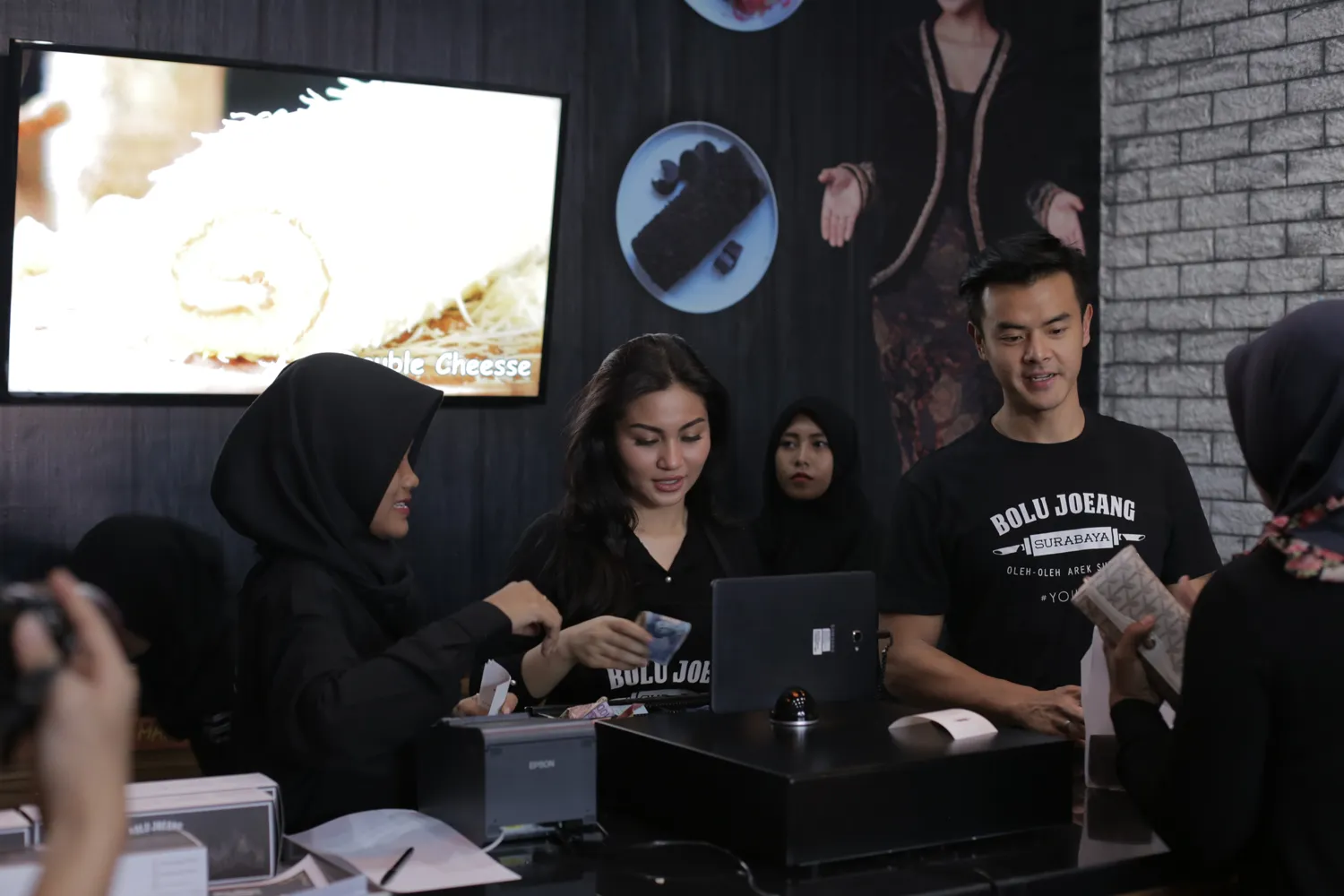 Mulai memasak dari SMP, Ariel Tatum menggandeng Dion Wiyoko sebagai partner bisnis kulinernya © KapanLagi.com/Mathias Purwanto