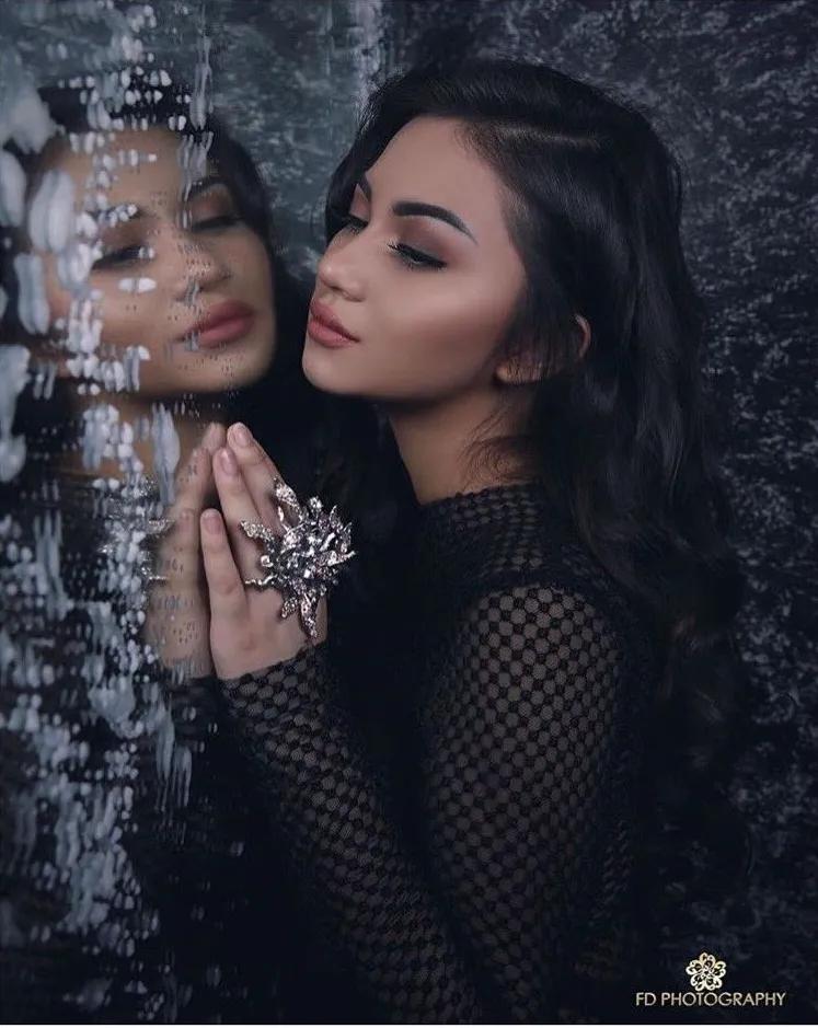 Penampilan anggun Ariel Tatum tampil di pemotretan berbeda. /©instagram.com/arieltatum