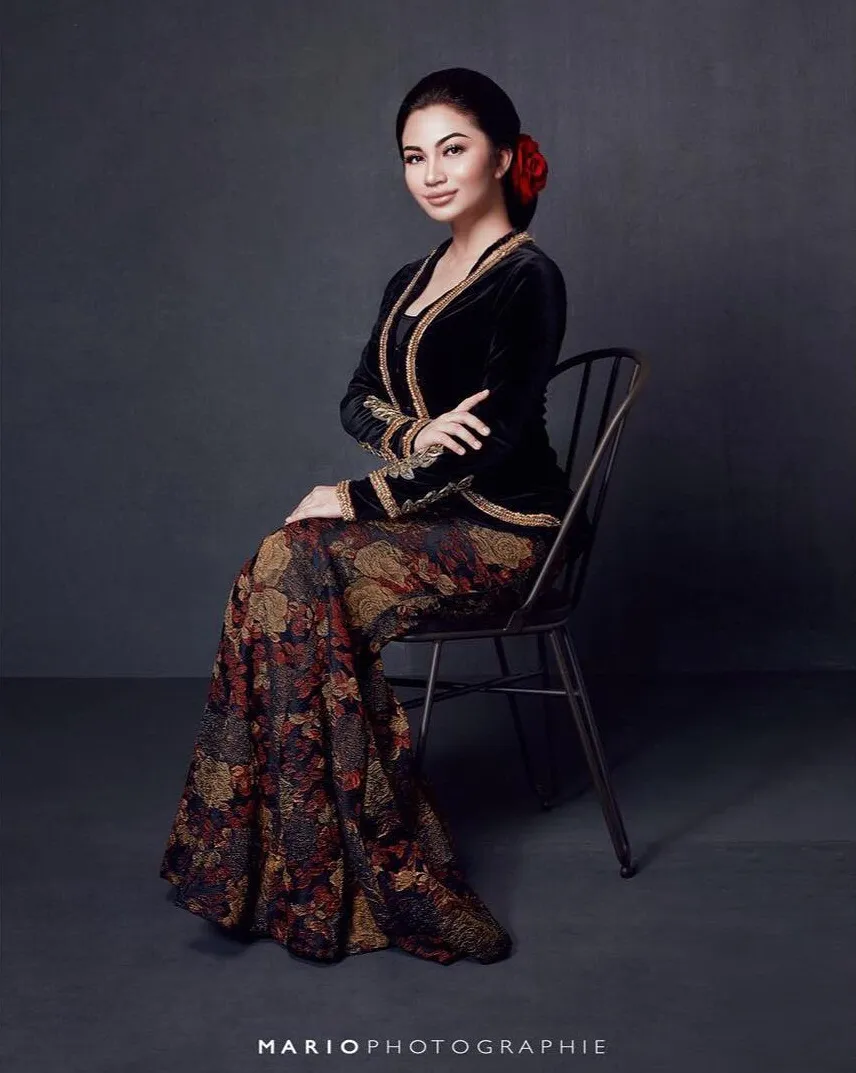 Gaya klasik Ariel saat berpose untuk promosi bisnis kuenya. /©instagram.com/arieltatum