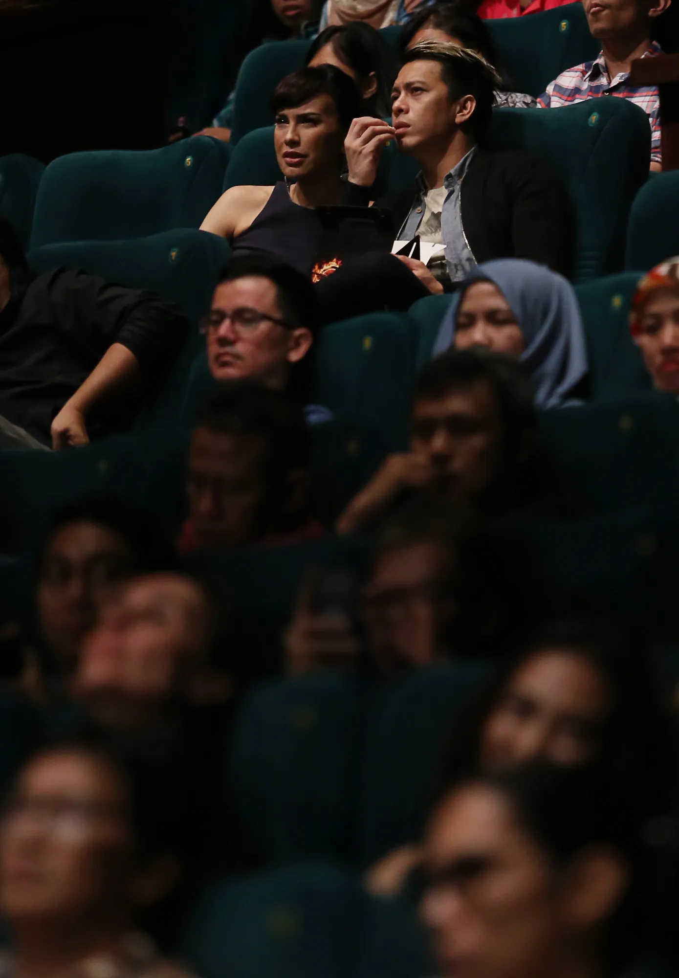 Saat Ariel dan Sophia nonton film bareng. Serasi kan? © Agus Apriyanto