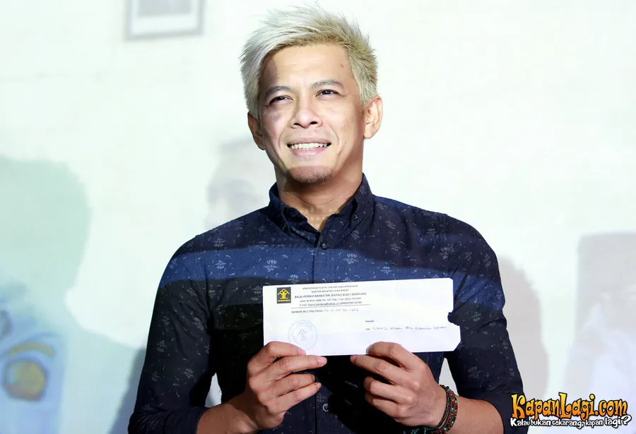 Ariel menunjukkan surat kebebasannya. ©KapanLagi.com/Agus