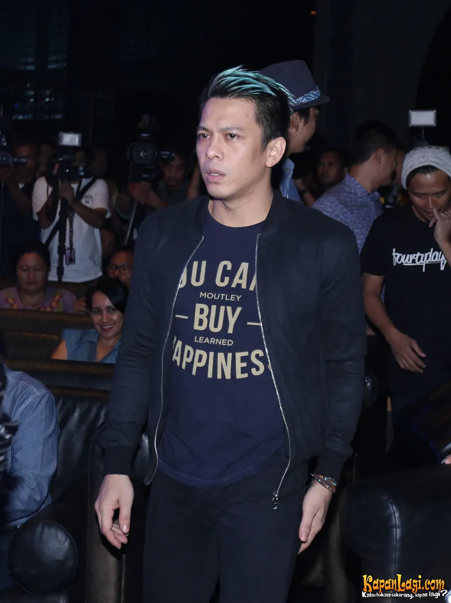 Ariel sempat digantung dengan sling dalam klip terbarunya. ©KapanLagi.com®/Busan