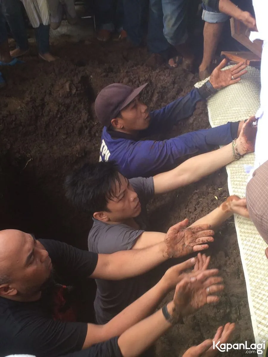 Ariel saat ikut memakamkan jenazah sang ayah/©KapanLagi.com®/Mathias Purwanto