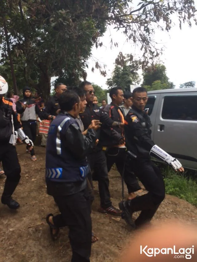 Usai makamkan sang ayah, Ariel NOAH langsung berangkat ke Malang/©KapanLagi.com®/Mathias Purwanto