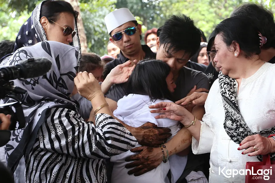 Pelukan Ariel membuat Allea tenang/©KapanLagi.com®/Budy Santoso