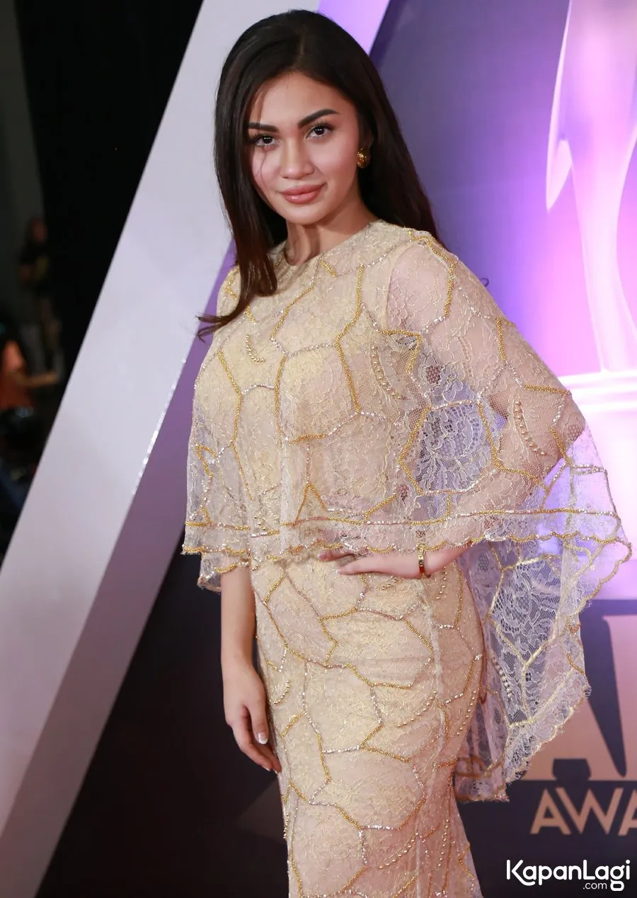 Ariel dalam balutan gaun karya Ivan Gunawan © KapanLagi.com®/Agus Apriyanto