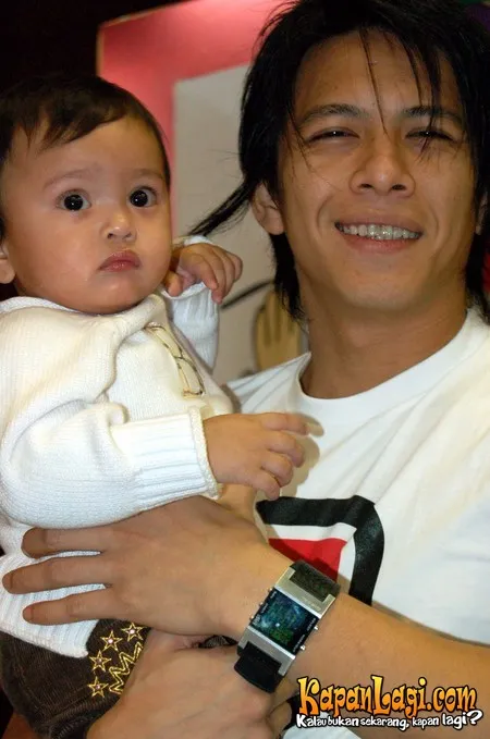 Ariel bersama putrinya beberapa tahun silam.