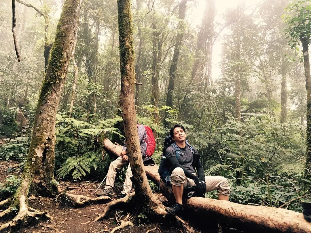 Ariel mendaki Gunung Gede / Credit: @ariel_inst