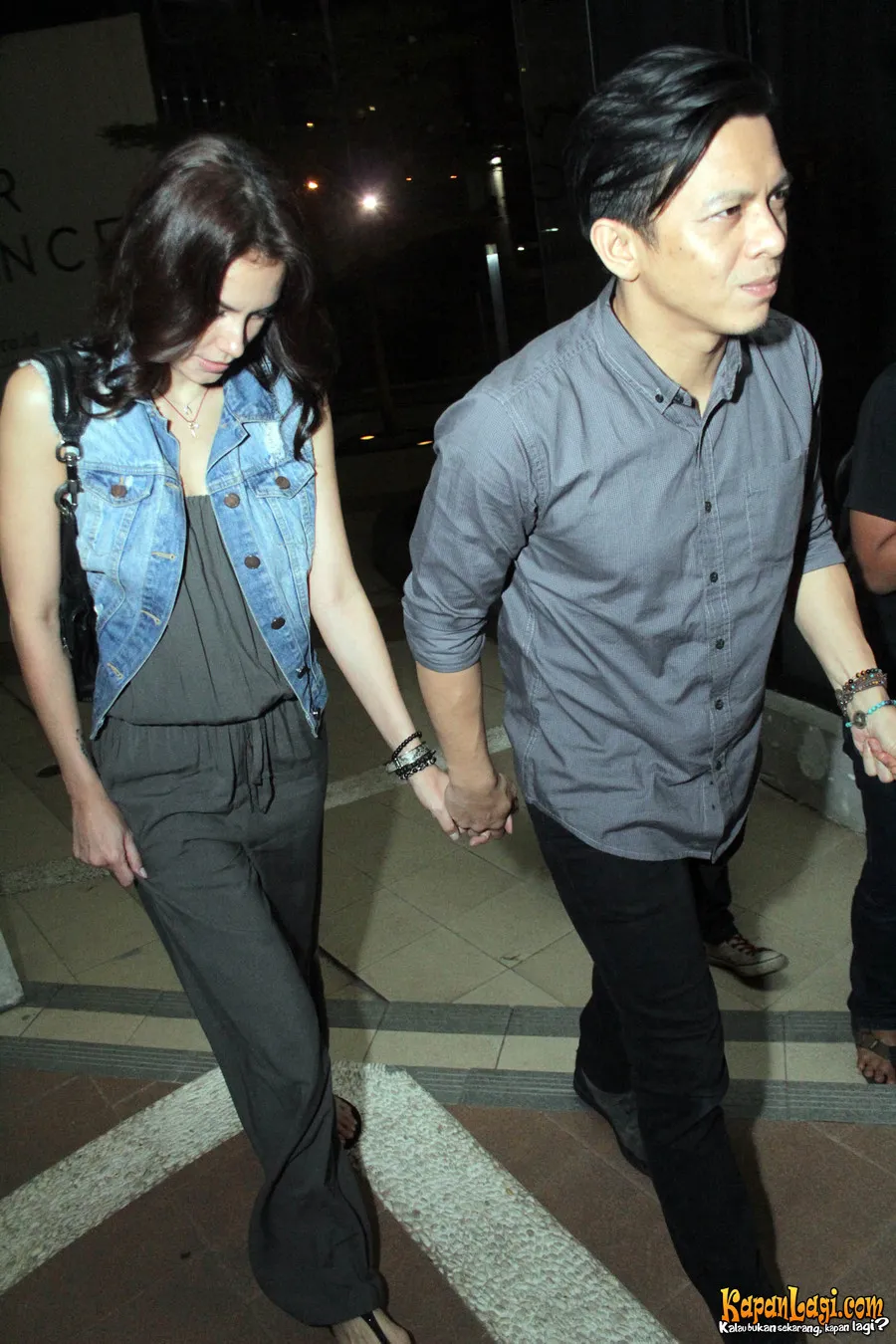 Ariel saat menggandeng mesra Sophia Mueller. ©KapanLagi.com