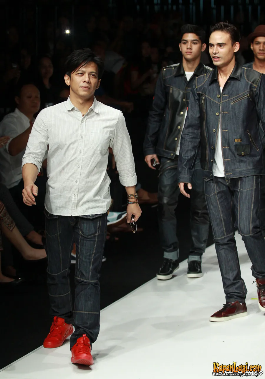 Ariel NOAH berlenggak-lenggok di atas catwalk.