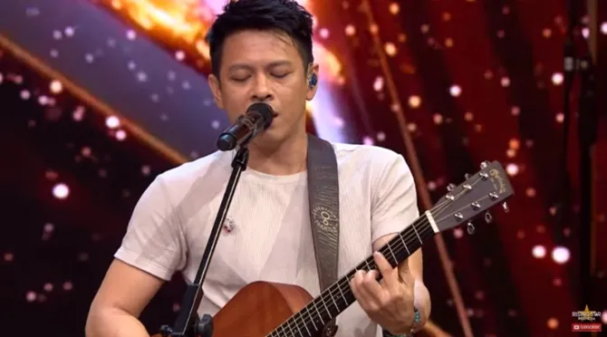 Aksi Ariel NOAH di atas panggung (credit: Rising Star Indonesia)