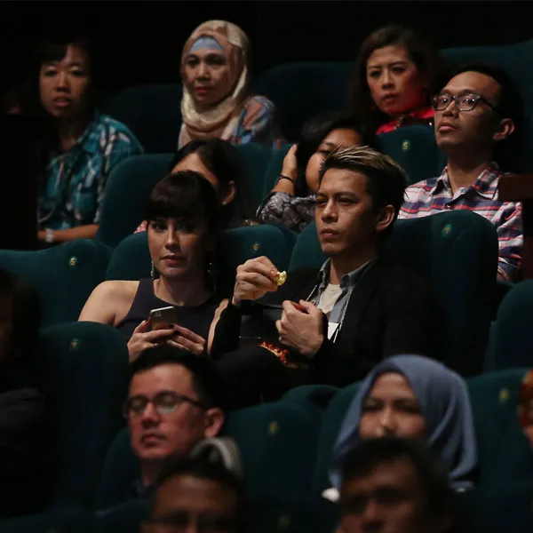 Ariel dan Sophia Mueller berada dalam bioskop yang sama dengan sejumlah mantan mereka. ©KapanLagi.com®/Agus Apriyanto