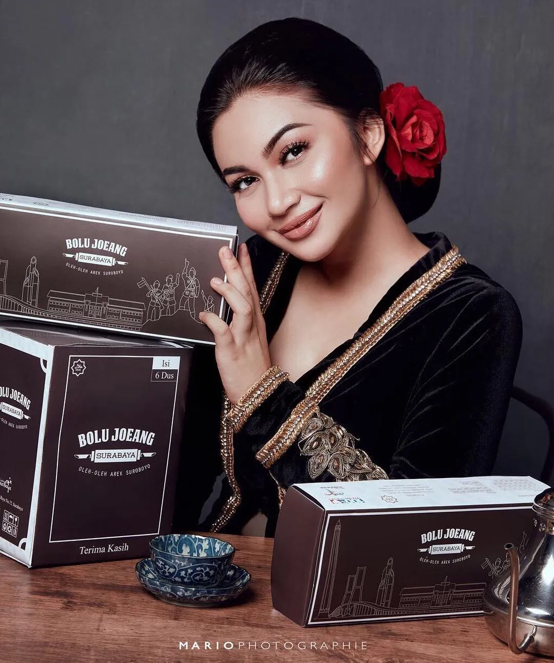 Rambu disanggul dan makeup flawless, Ariel Tatum tampak begitu cantik! /©instagram.com/arieltatum