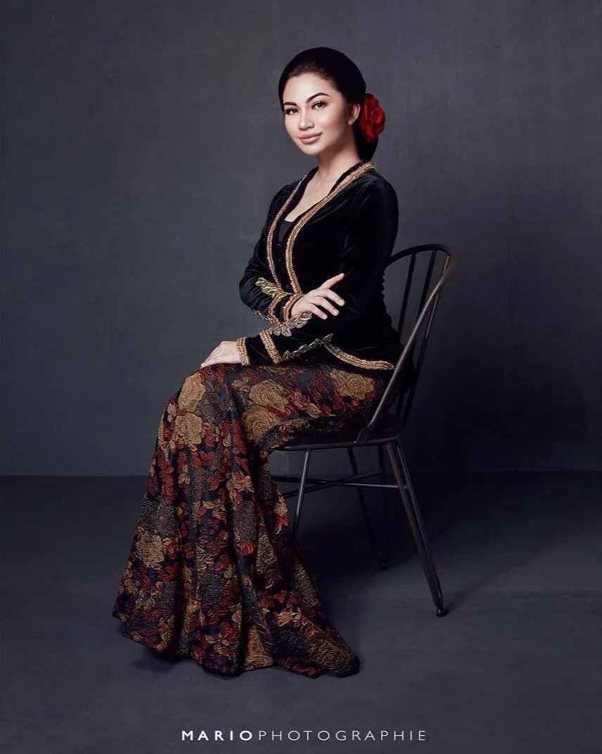 Anggun dan elegan, pesona cantik Ariel Tatum dalam balutan kebaya hitam. /©instagram.com/arieltatum