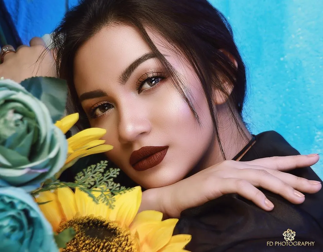 Cantik, Ariel Tatum berpose dengan lipstick warna gelap. Credit: via instagram.com/fdphotography90