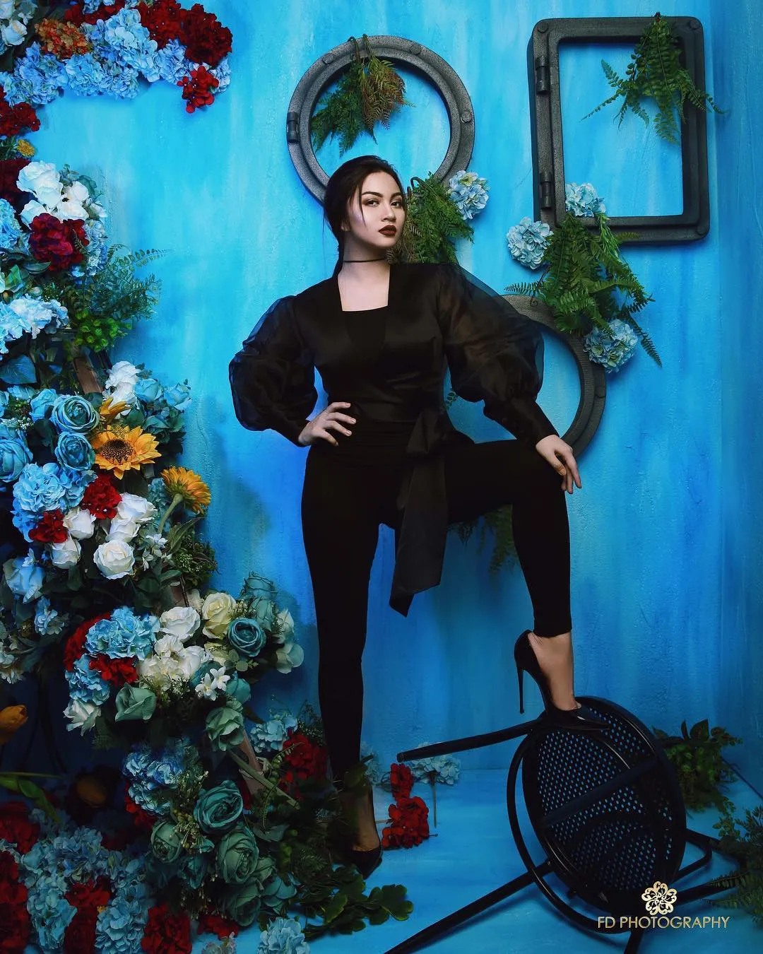 Tampil dengan busana serba hitam, Ariel Tatum terlihat glamor. Credit: via instagram.com/fdphotography90
