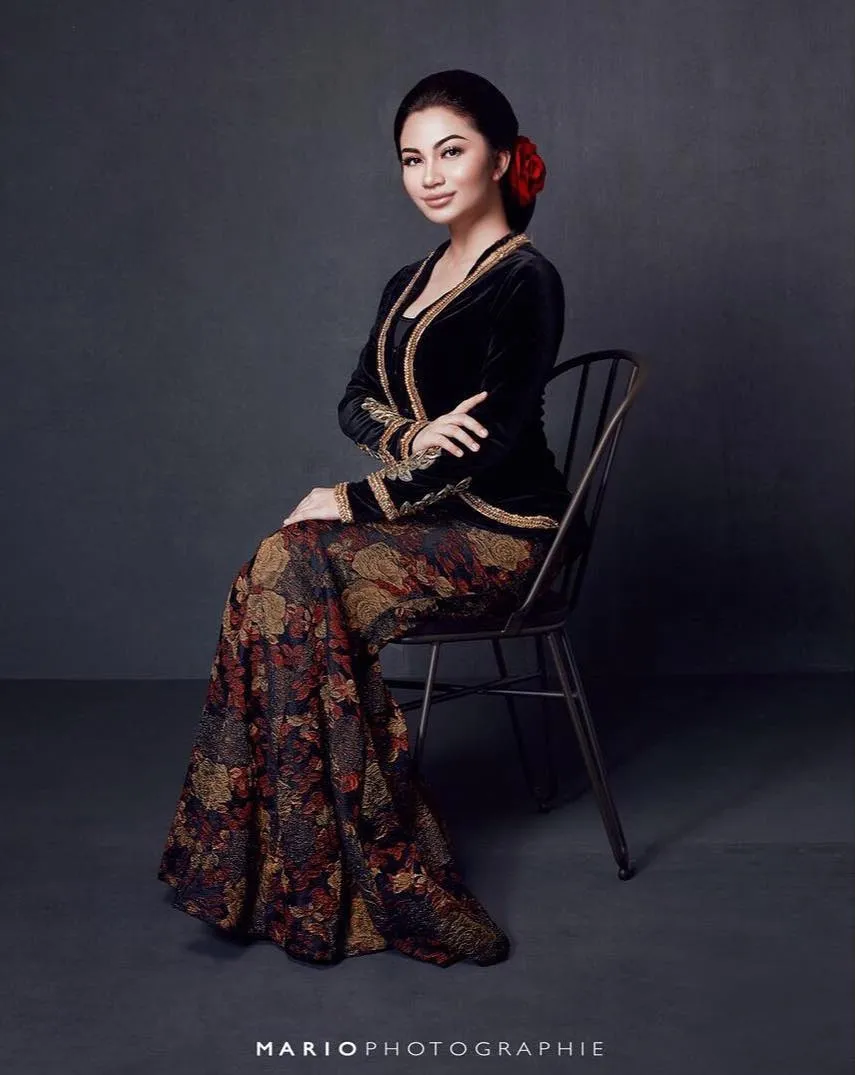 Gaya Ariel Tatum saat pemotretan mengenakan kebaya. Credit: via instagram.com/arieltatum