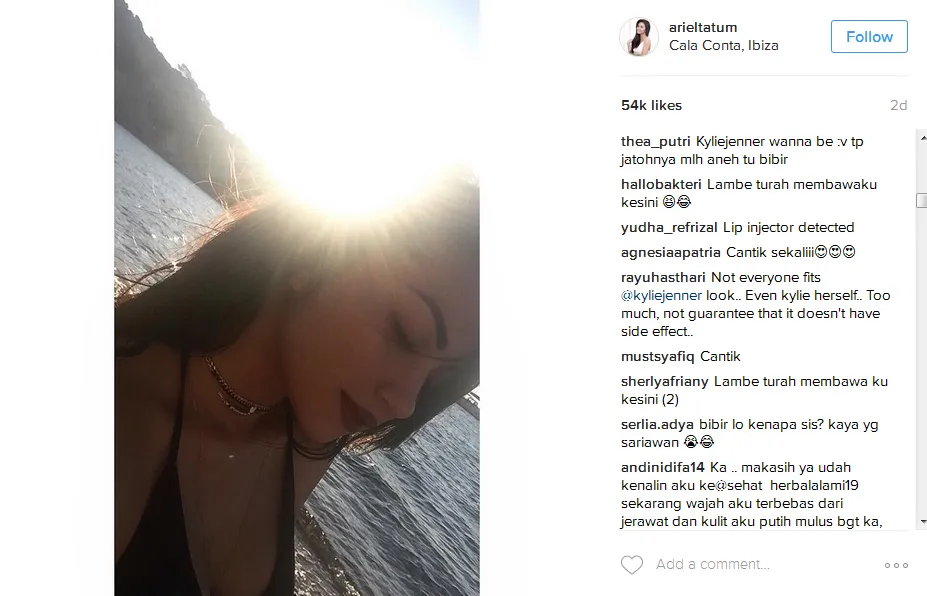 Ariel liburan di Spanyol © Instagram/arieltatum