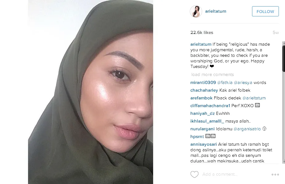 Ariel berhijab, cantik? © Instagram/arieltatum