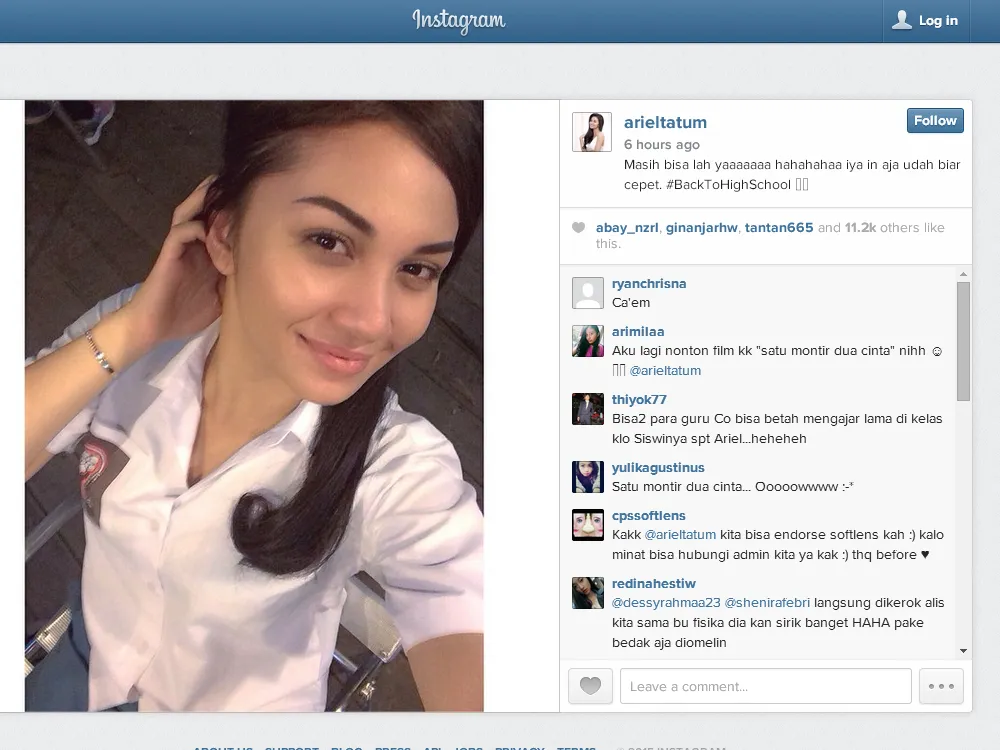 Ariel Tatum kembali pakai baju SMA. ©KapanLagi.com®