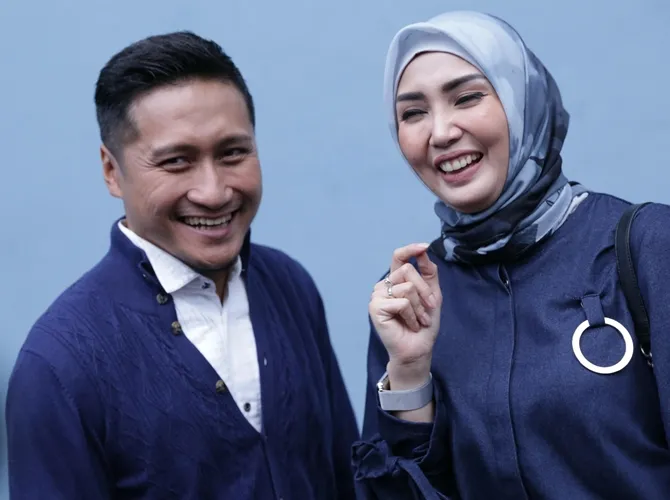 Fenita Arie tak mau naik balon udara. © KapanLagi.com /Agus Apriyanto