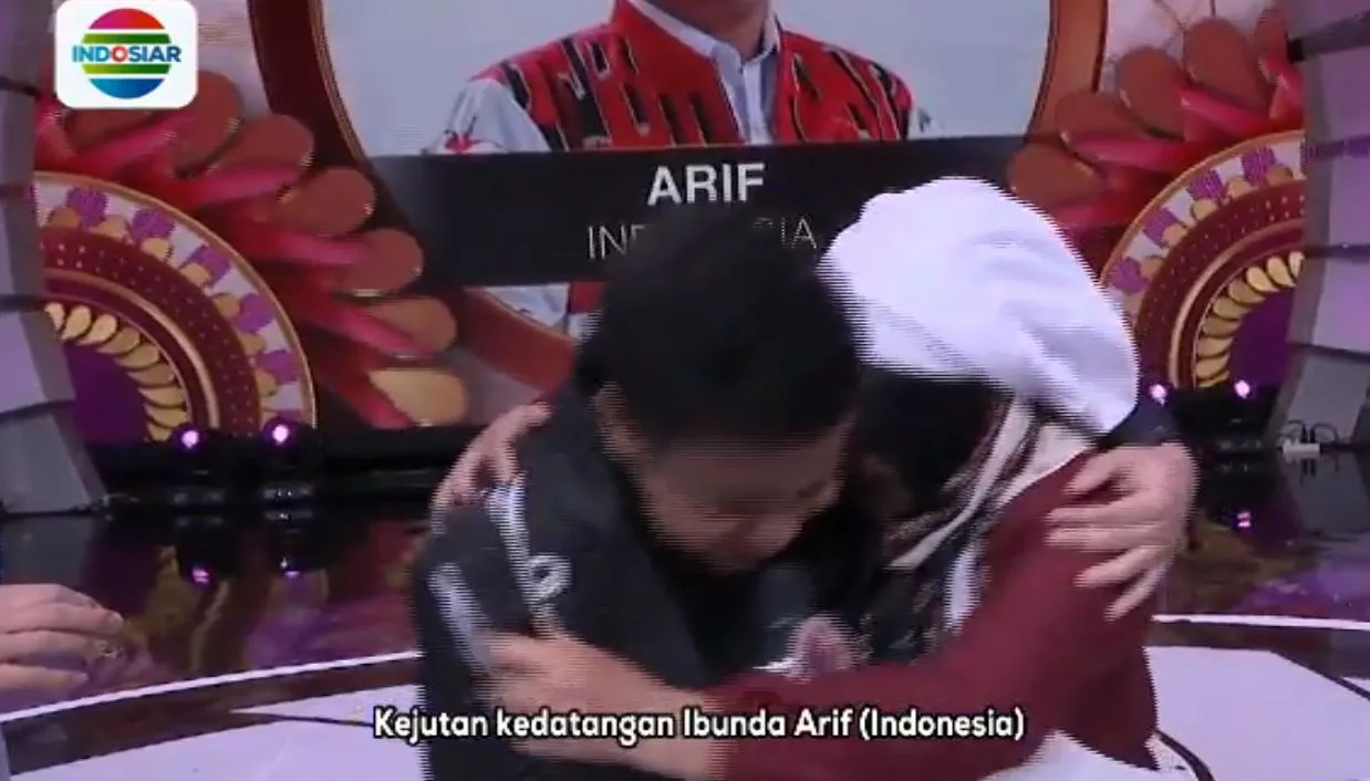 Arif DAA4 memeluk sang ibu yang telah ia rindukan. (credit: vidio.com/indosiar)