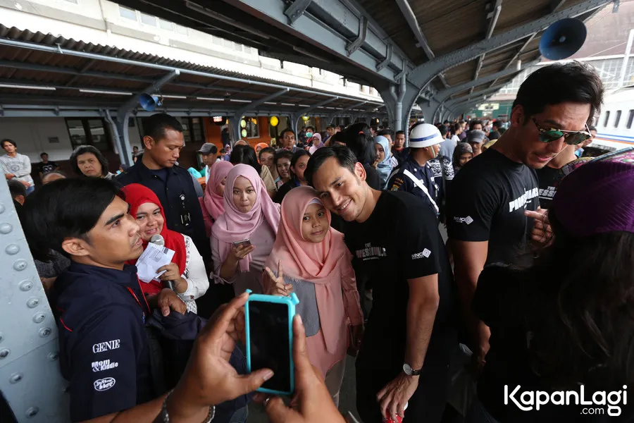 Pemain THE PROFESSIONALS promosi di kereta api. ŠKapanLagi.com/Budy Santoso